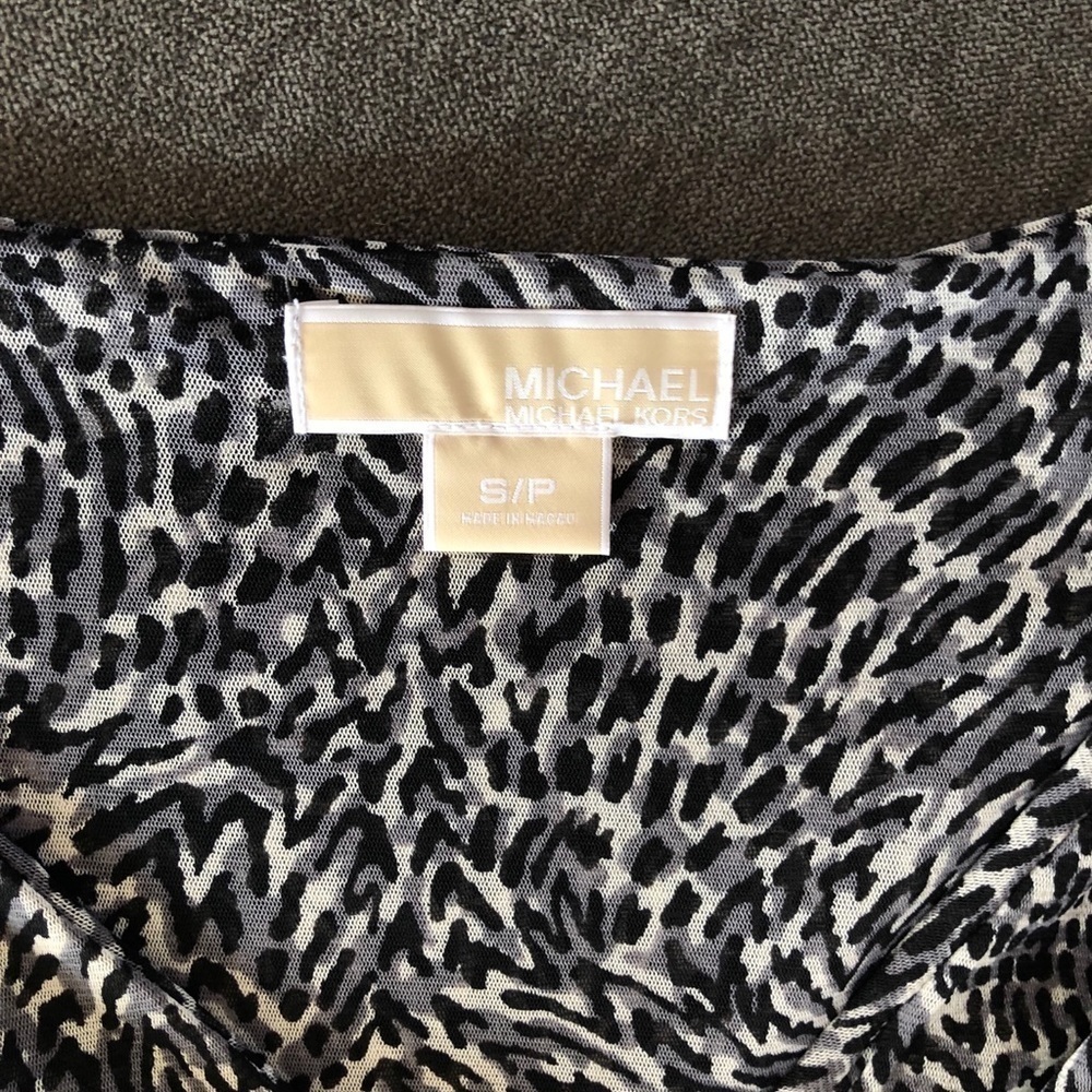💜 Michael Kors mesh v-neck black and gray printed blouse 💜 - Picture 4 of 4